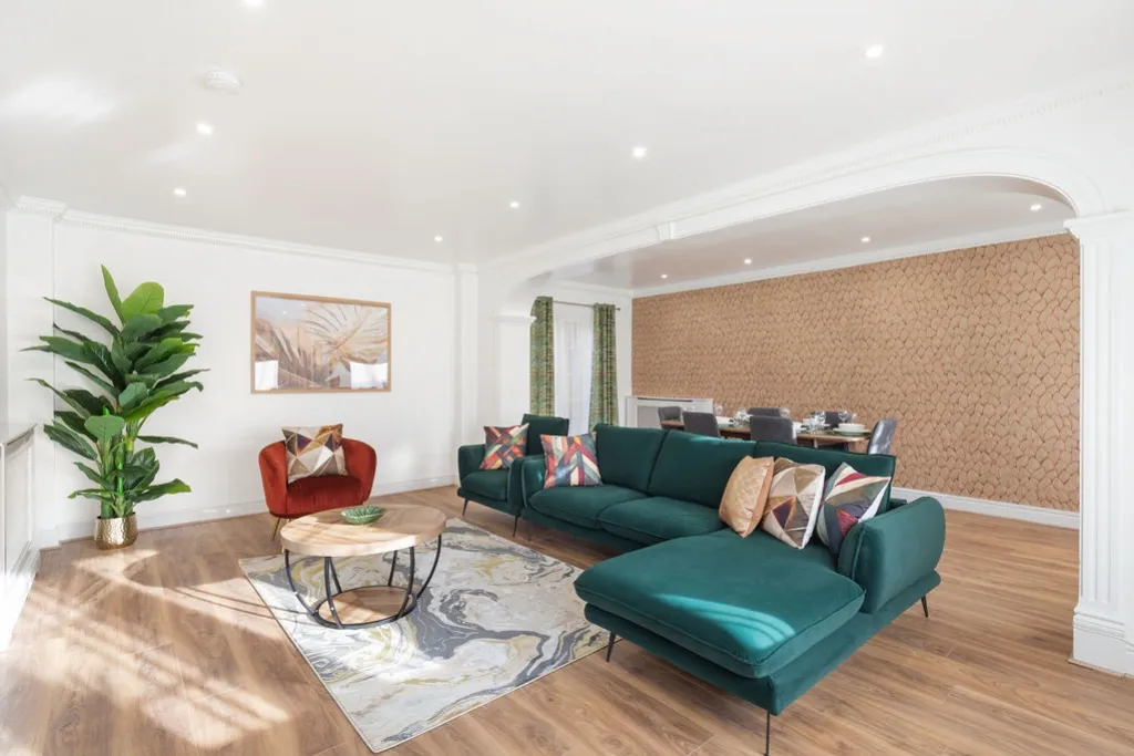 House Hadley Close in Hertsmere