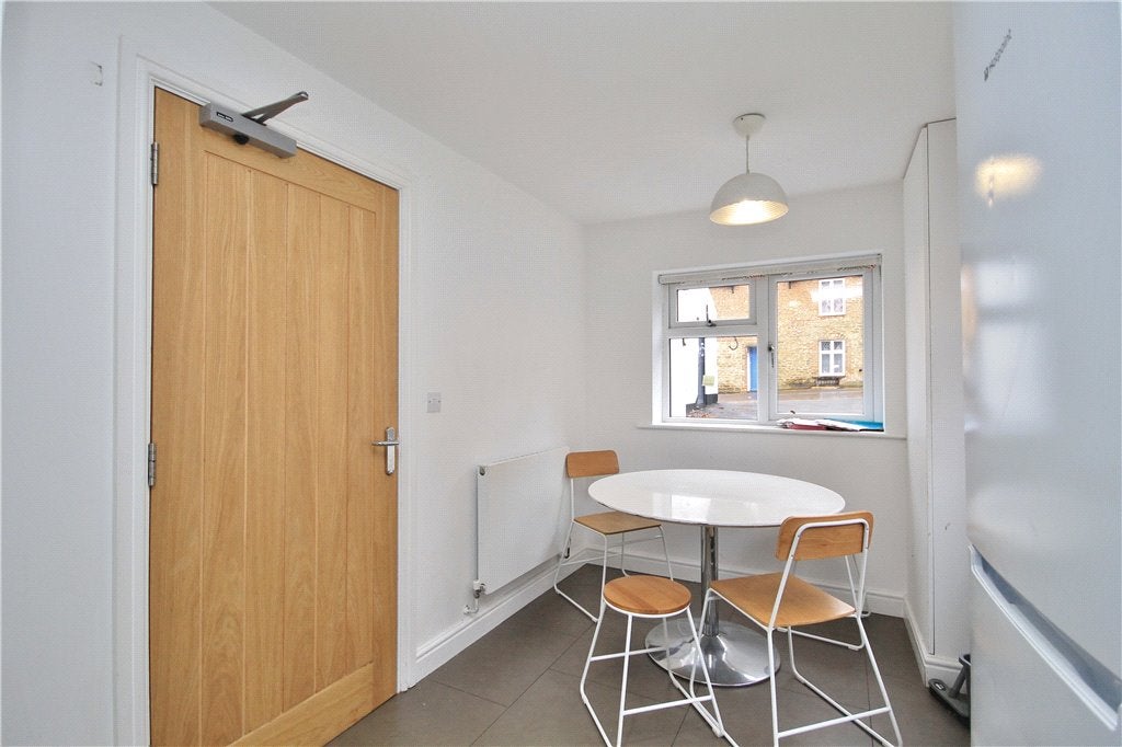 Room Portsmouth Road in Guildford