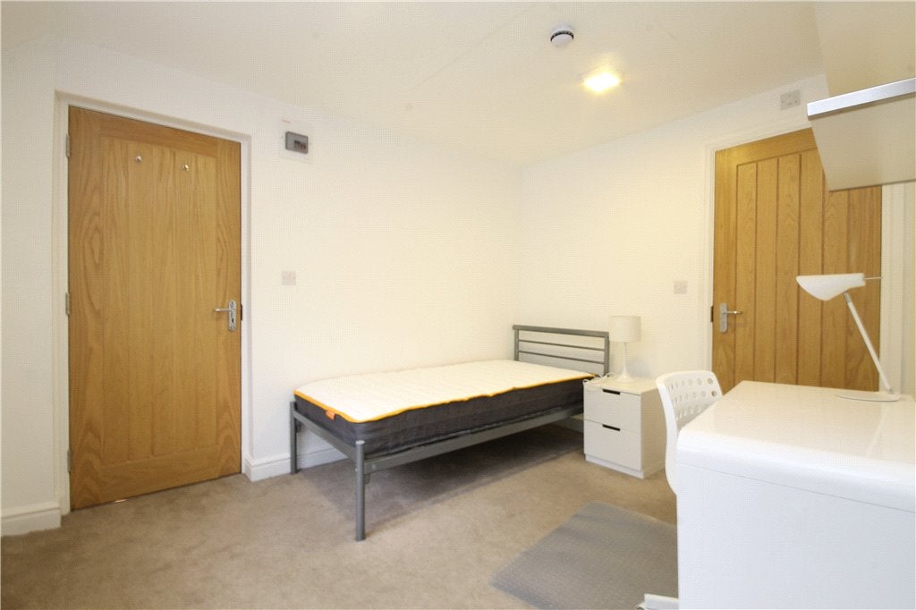 Room Portsmouth Road in Guildford