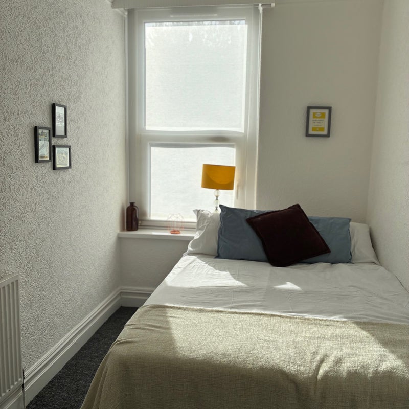 Room Connaught Road in Cardiff