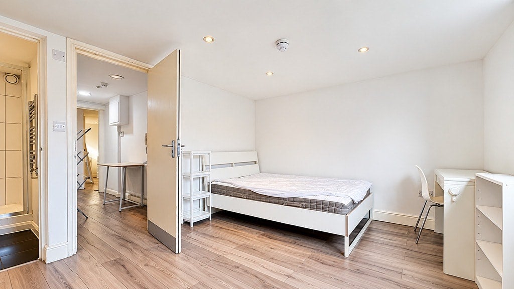 Flat Newington Butts in Greater London