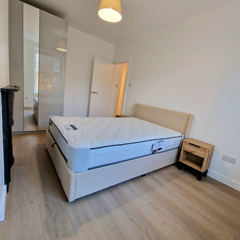Flat Peckham Park Road in Greater London