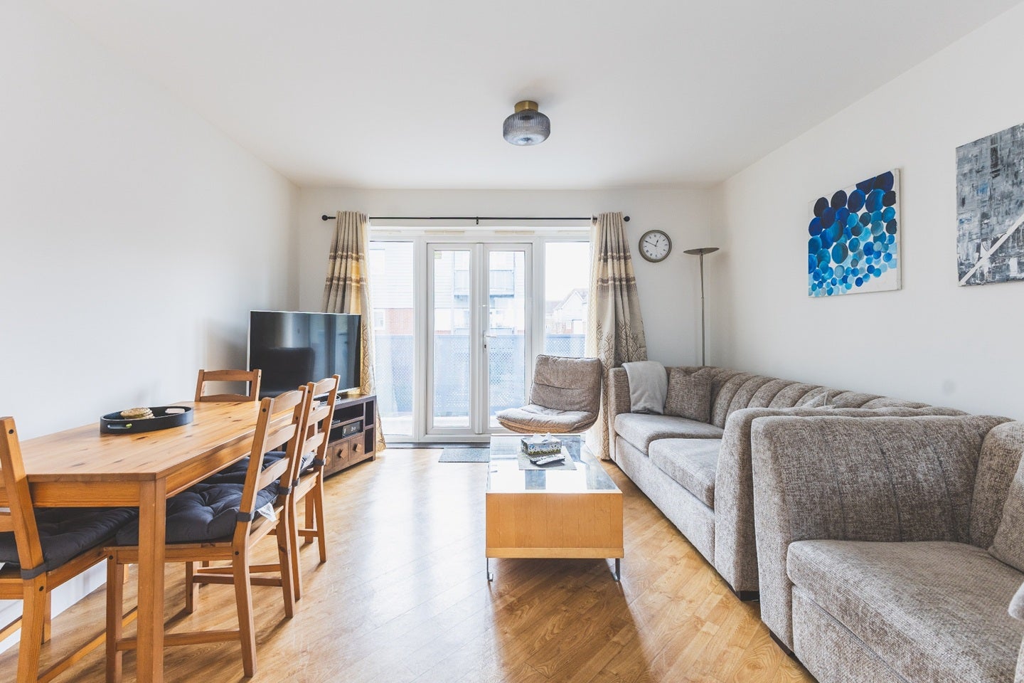 Flat Wraysbury Drive in Greater London
