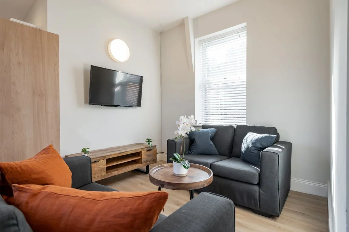 Flat Jesmond Road in Newcastle upon Tyne