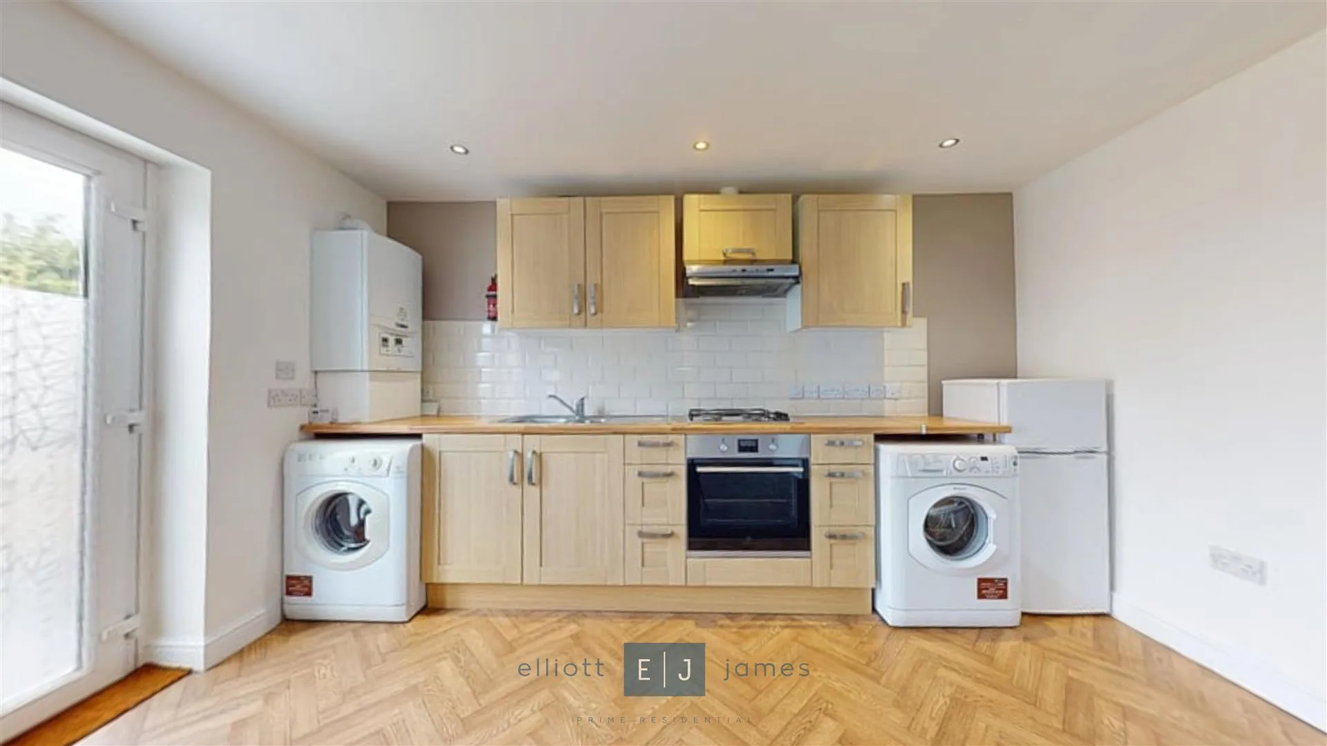 Flat Gordon Road in Greater London