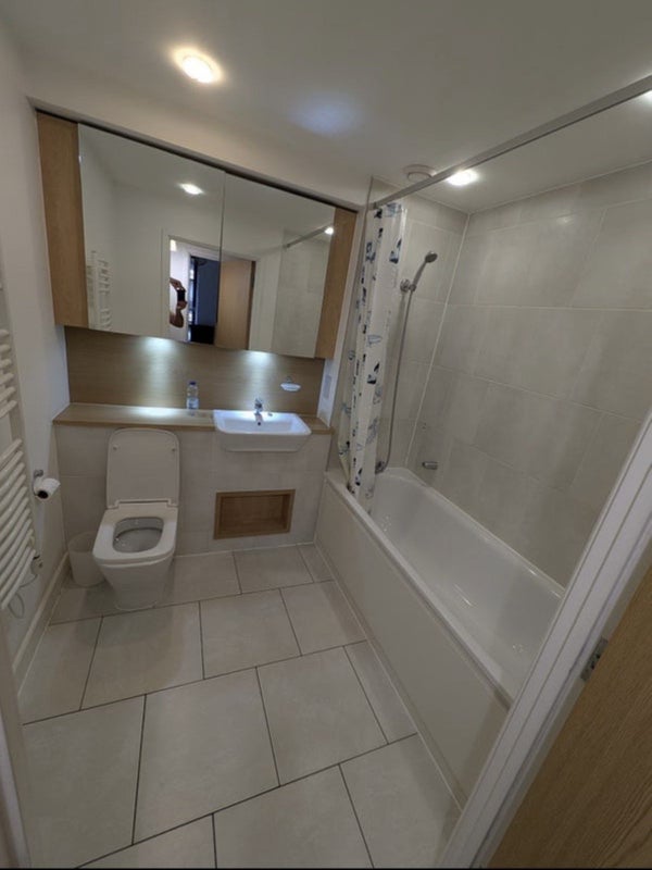 Room Grant Square in Greater London