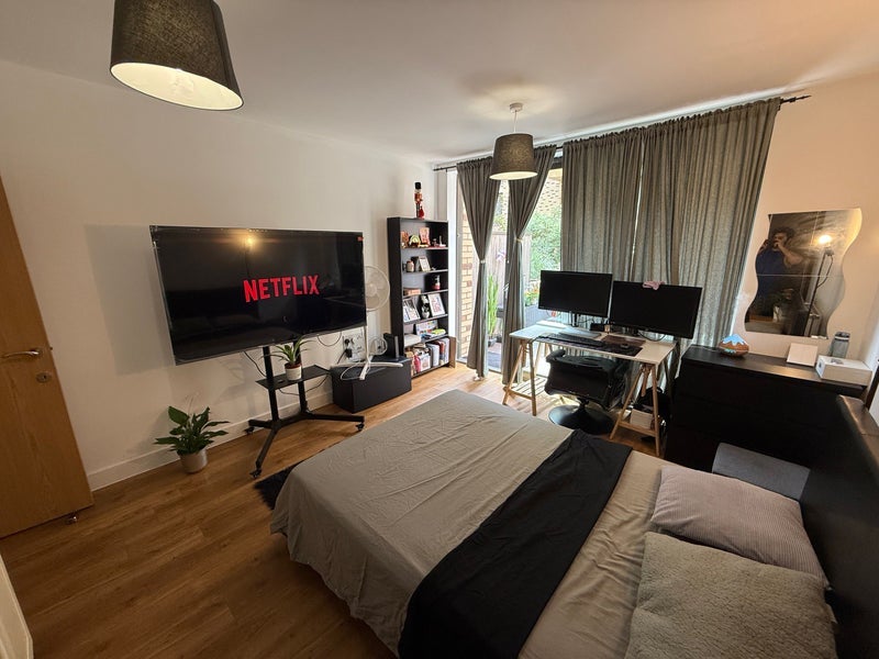 Room Grant Square in Greater London
