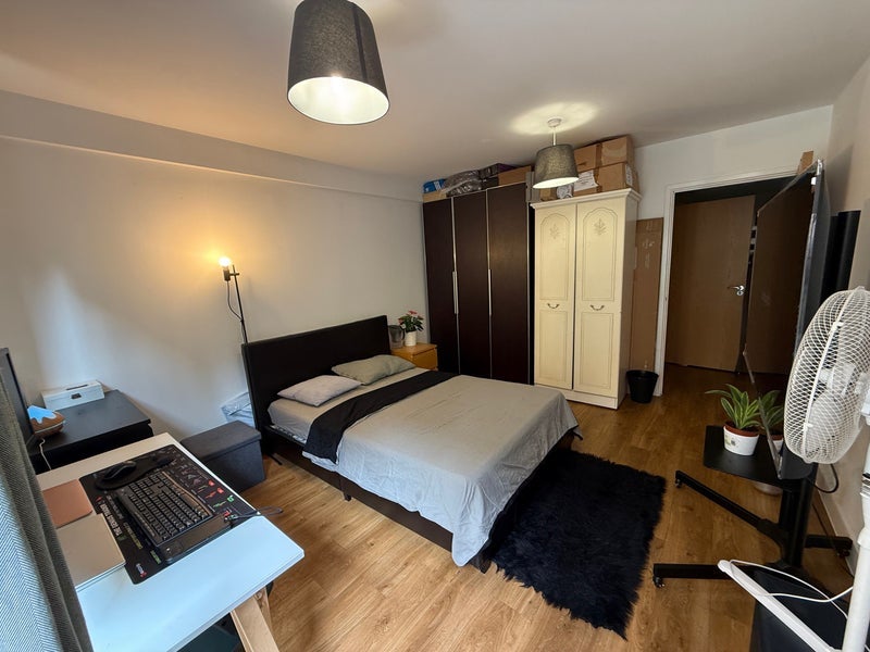 Room Grant Square in Greater London