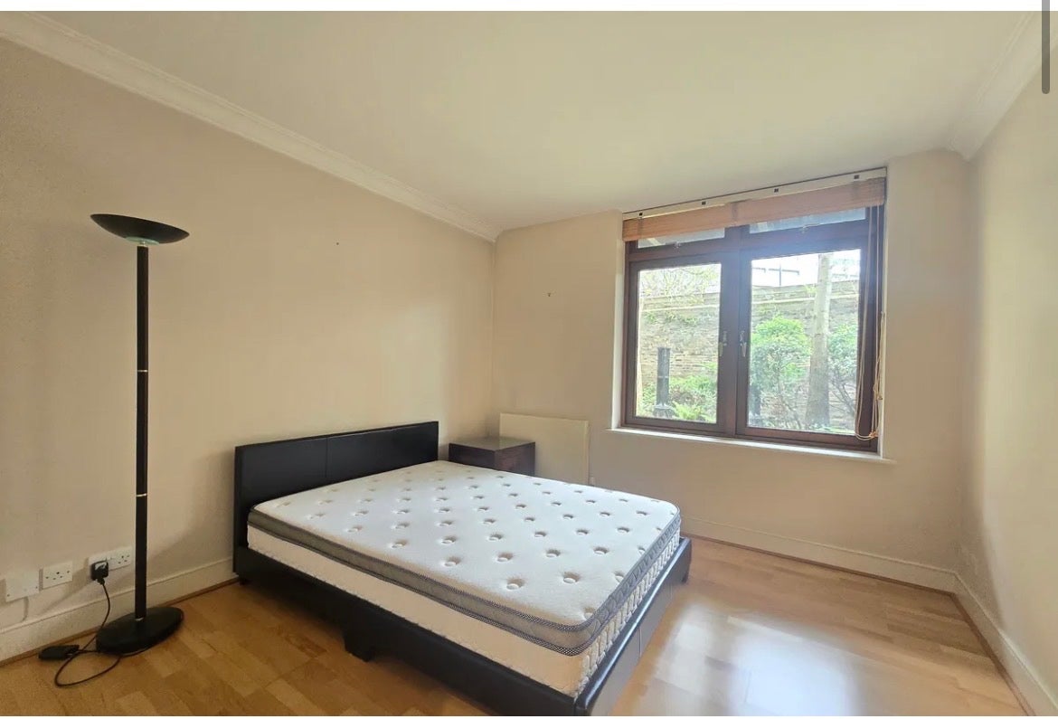 Flat Thomas More Street in Greater London
