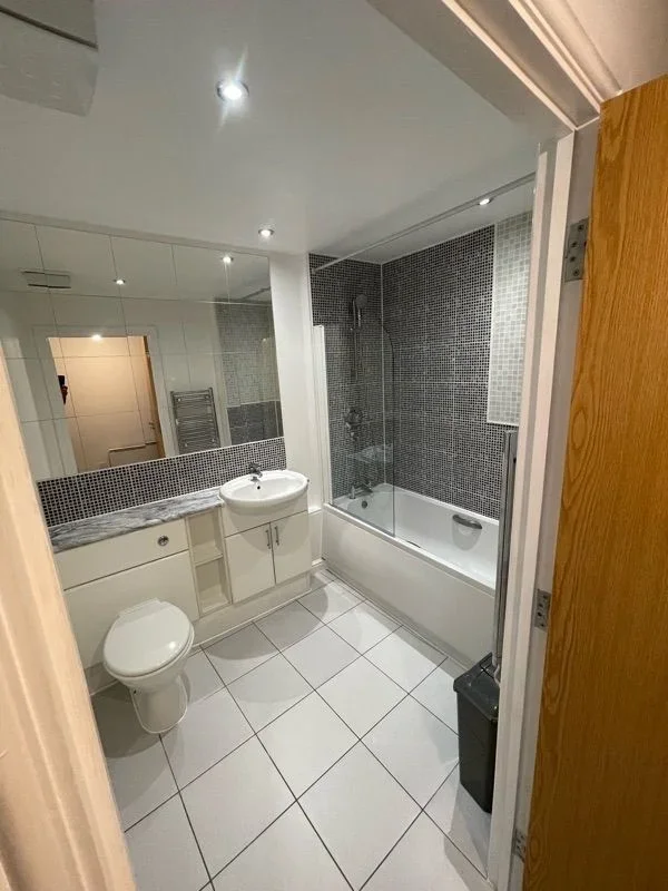 Flat Prince Regent Road in Greater London