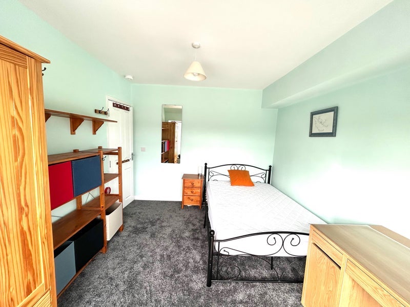 Room Worcester Close in Greater London