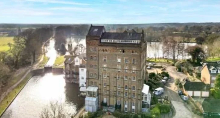 Flat Millpond Court in Borough of Runnymede