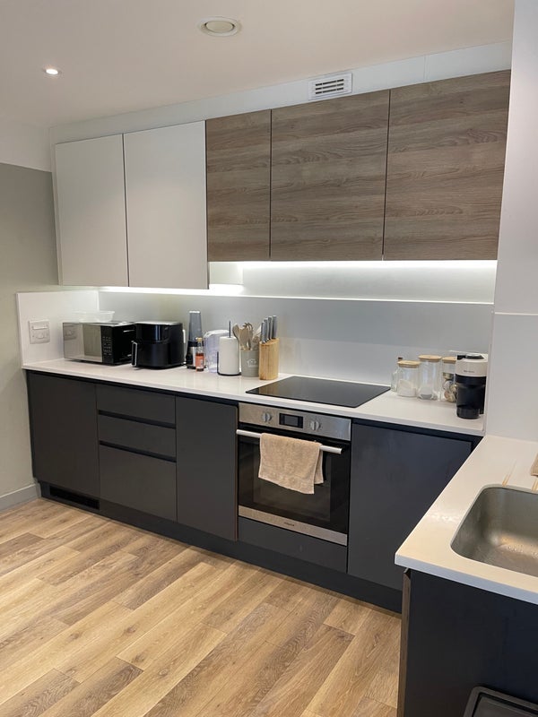 Room Dingwall Road in Greater London