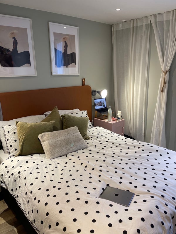Room Dingwall Road in Greater London