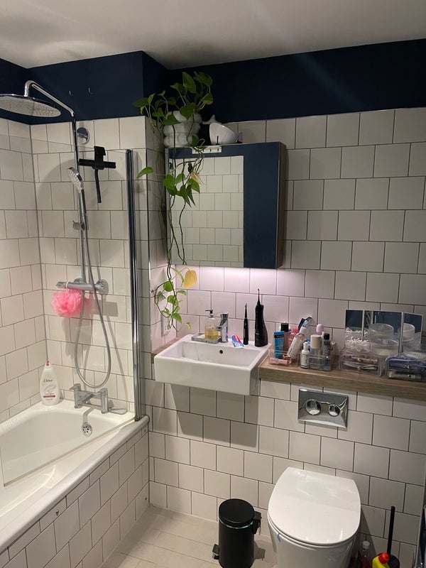 Room Dingwall Road in Greater London
