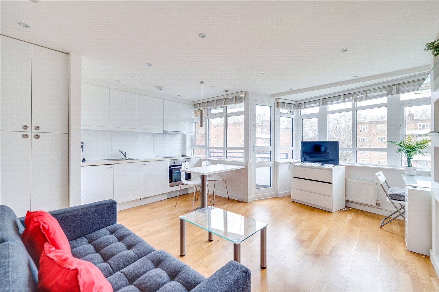 Flat Broomhouse Lane in Greater London