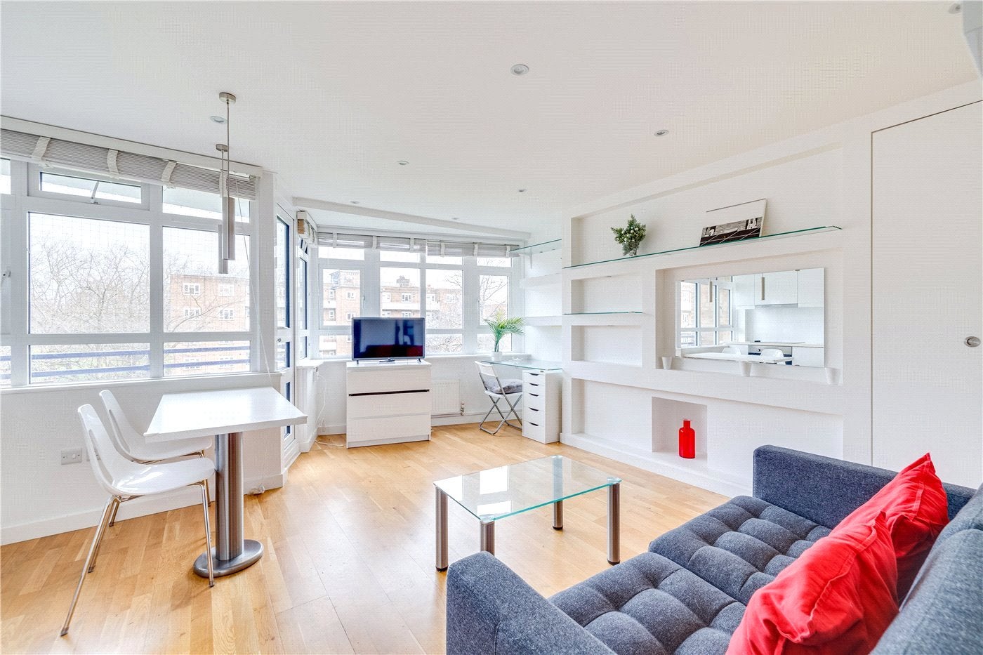 Flat Broomhouse Lane in Greater London
