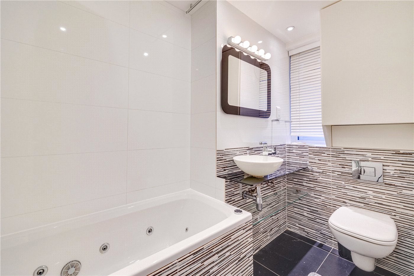 Flat Broomhouse Lane in Greater London