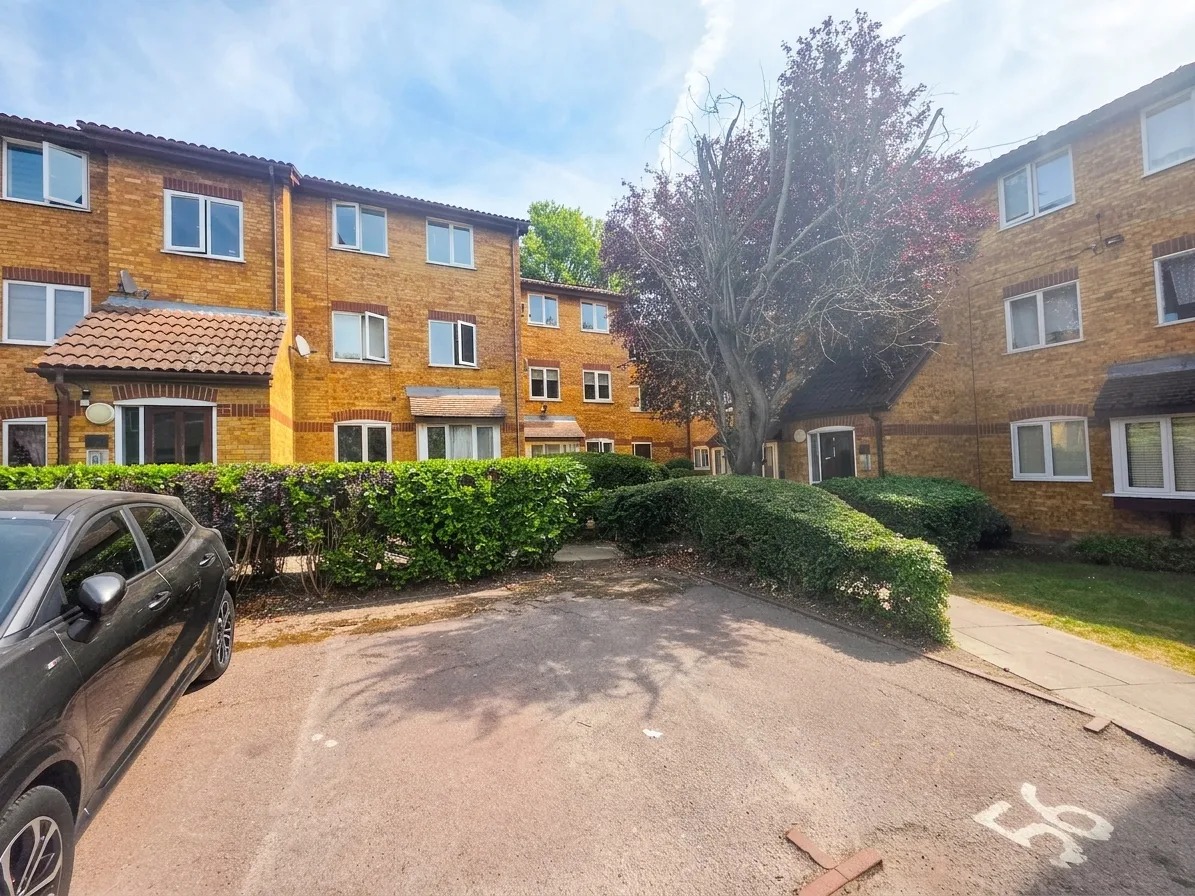 Flat Greenway Close in Greater London