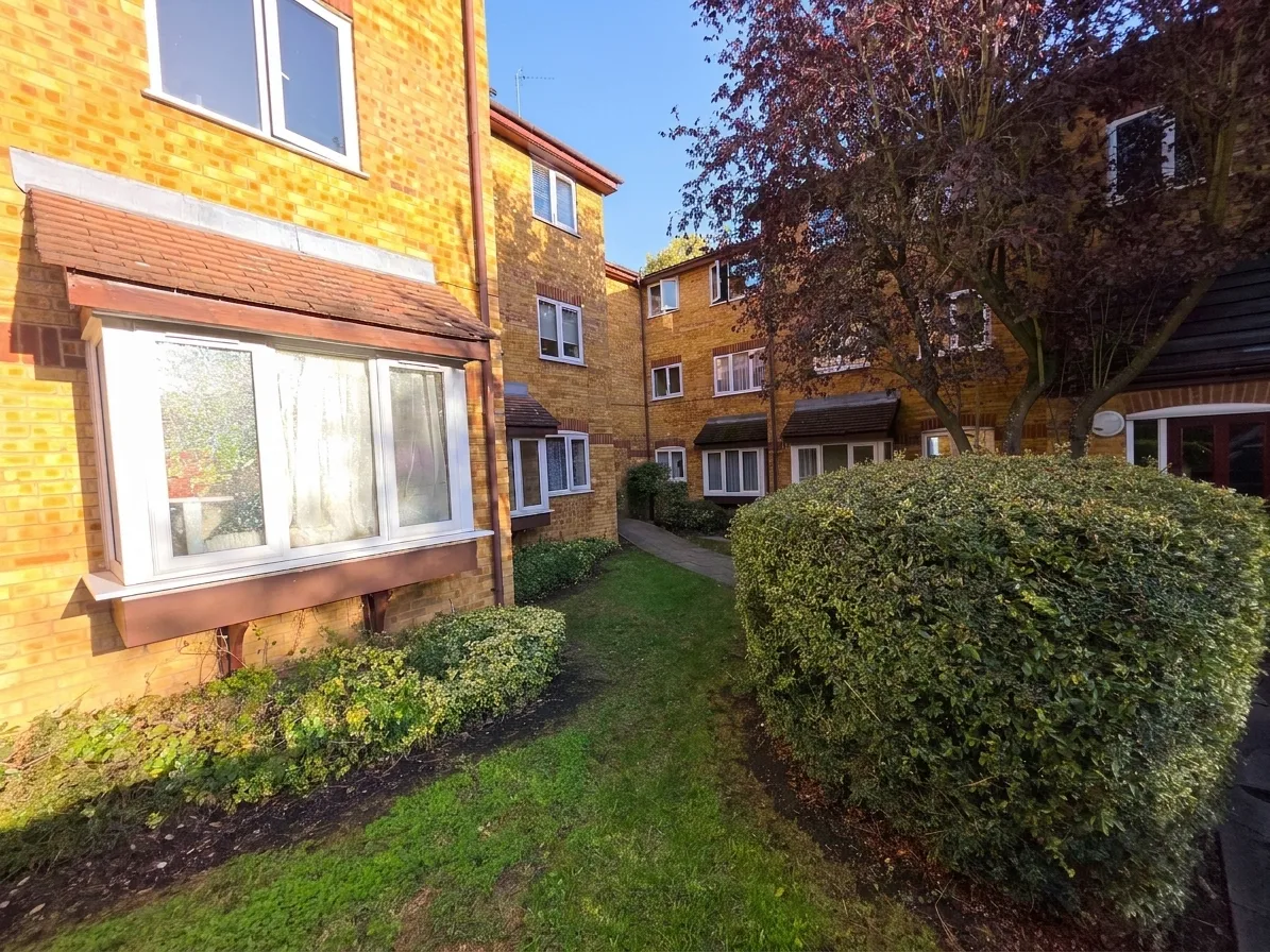 Flat Greenway Close in Greater London