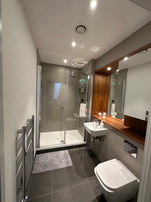 Room Harbour Way in Greater London