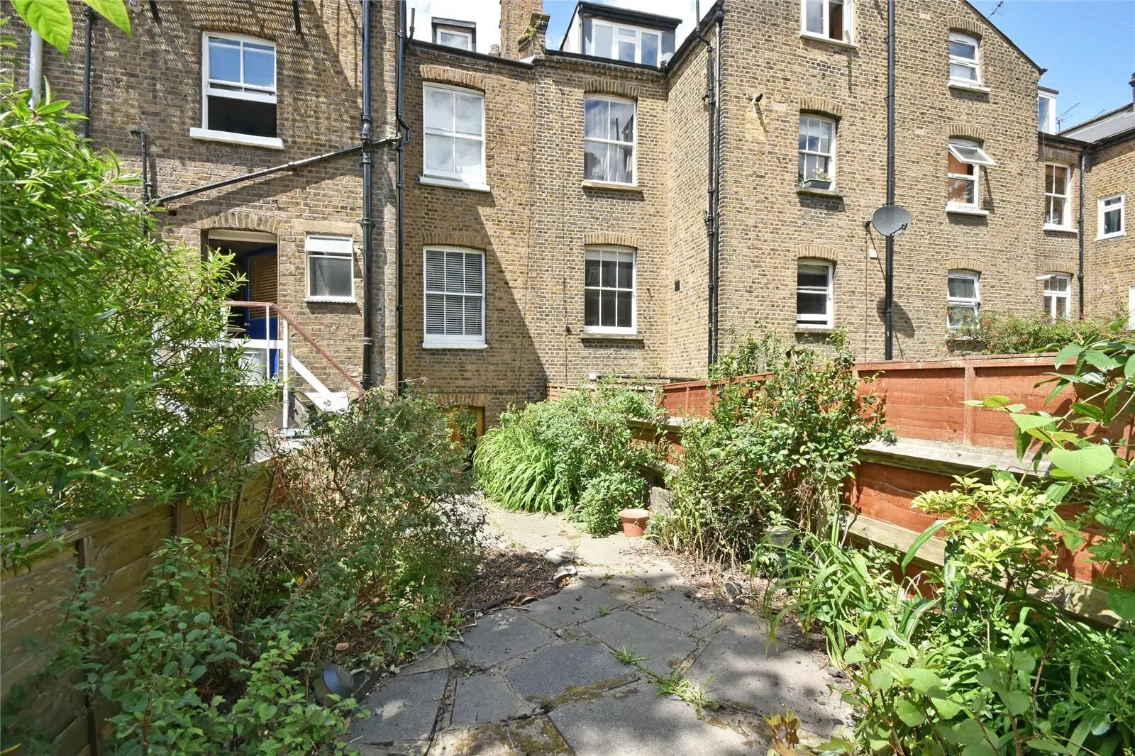 Flat Kingdon Road in Greater London