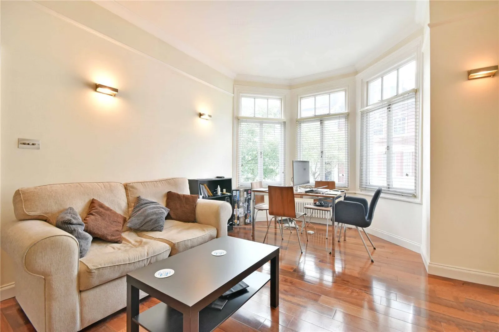 Flat Kingdon Road in Greater London