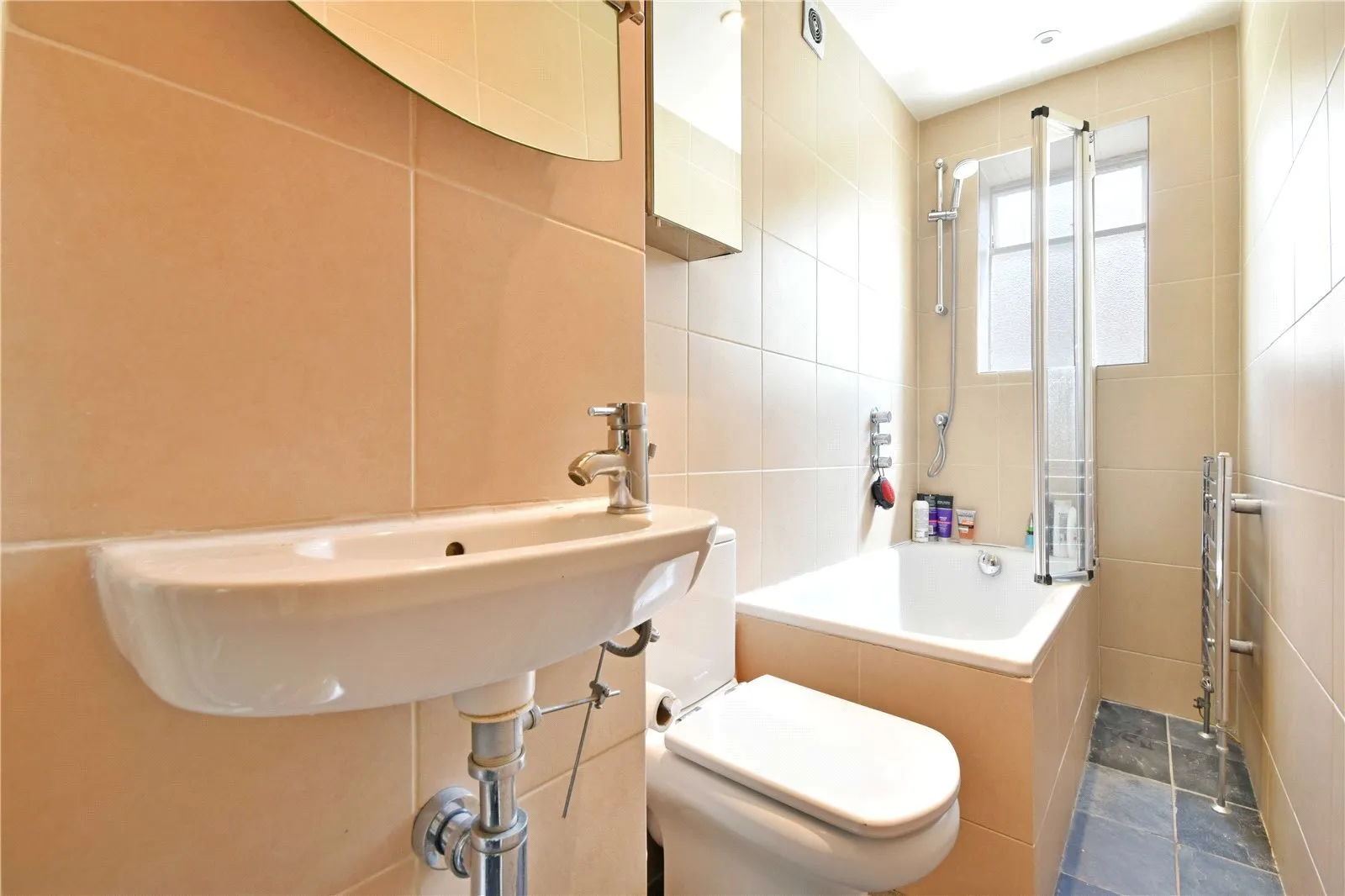 Flat Kingdon Road in Greater London