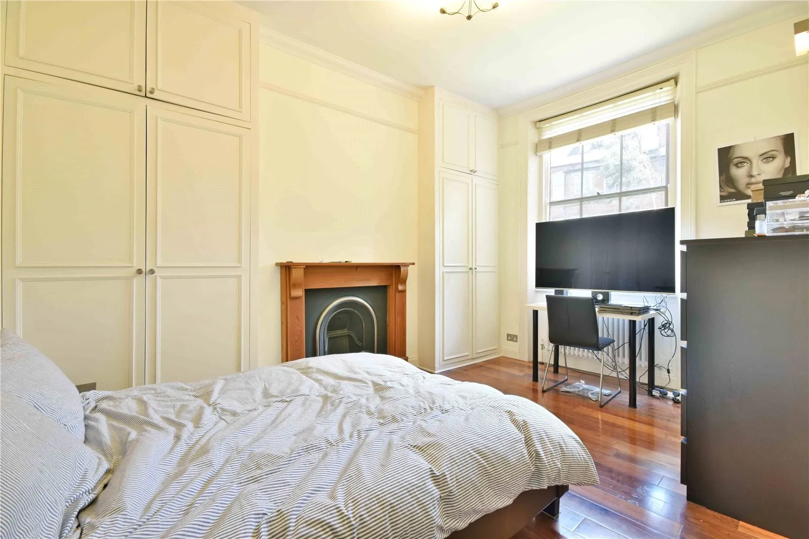 Flat Kingdon Road in Greater London