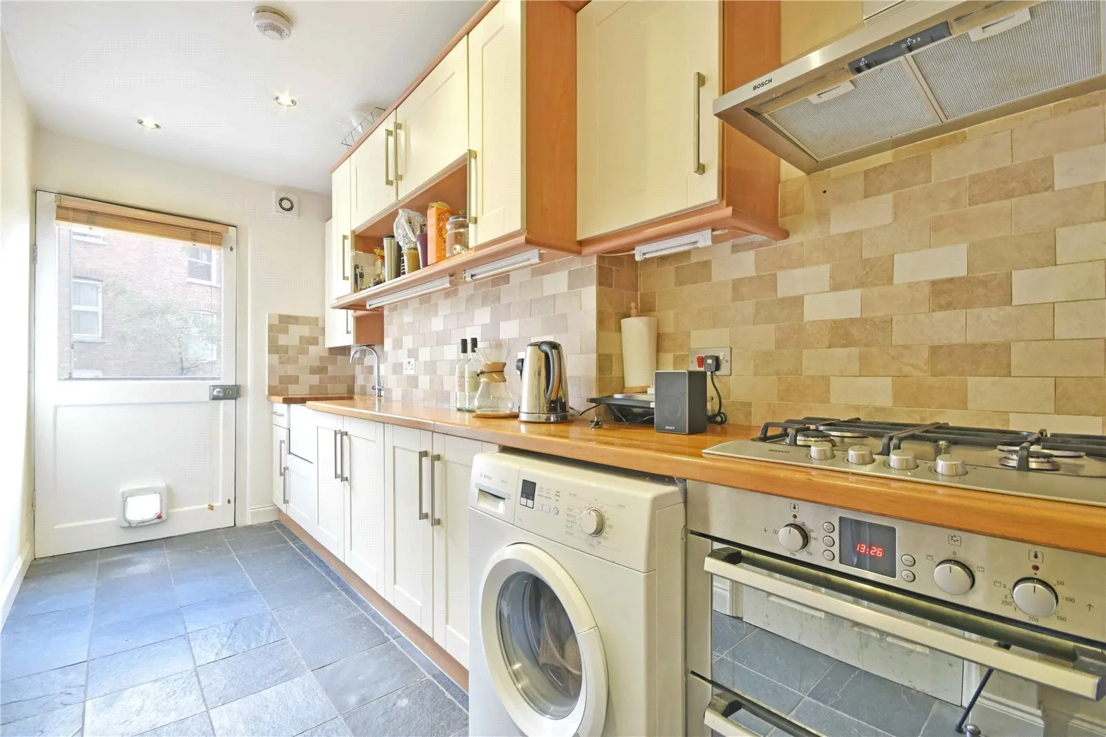 Flat Kingdon Road in Greater London