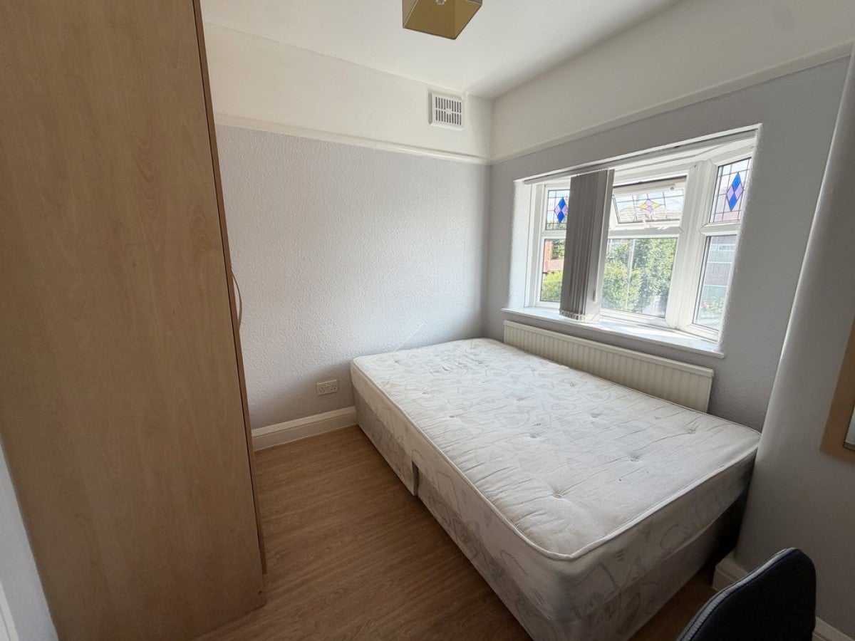 Room Croasdale Avenue in Manchester