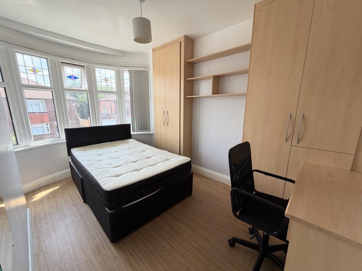 Room Croasdale Avenue in Manchester