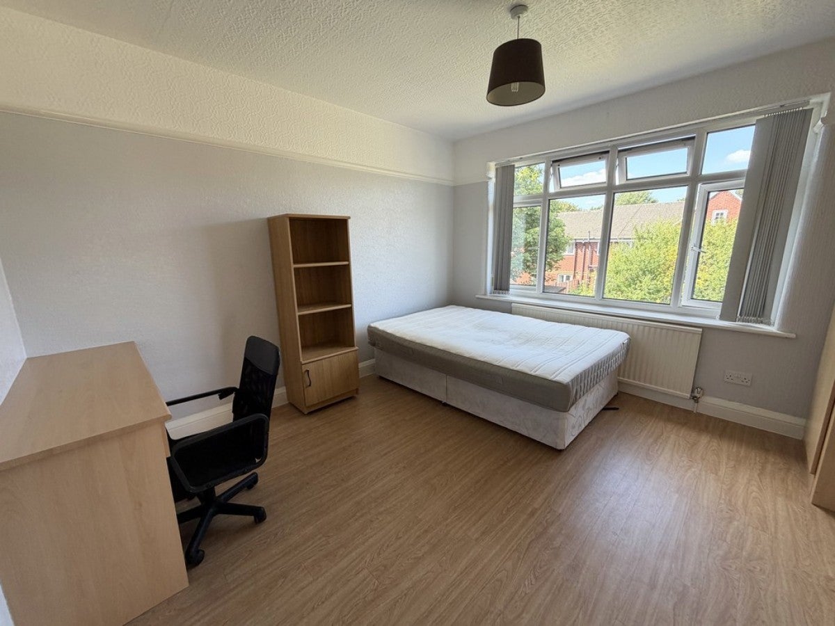 Room Croasdale Avenue in Manchester