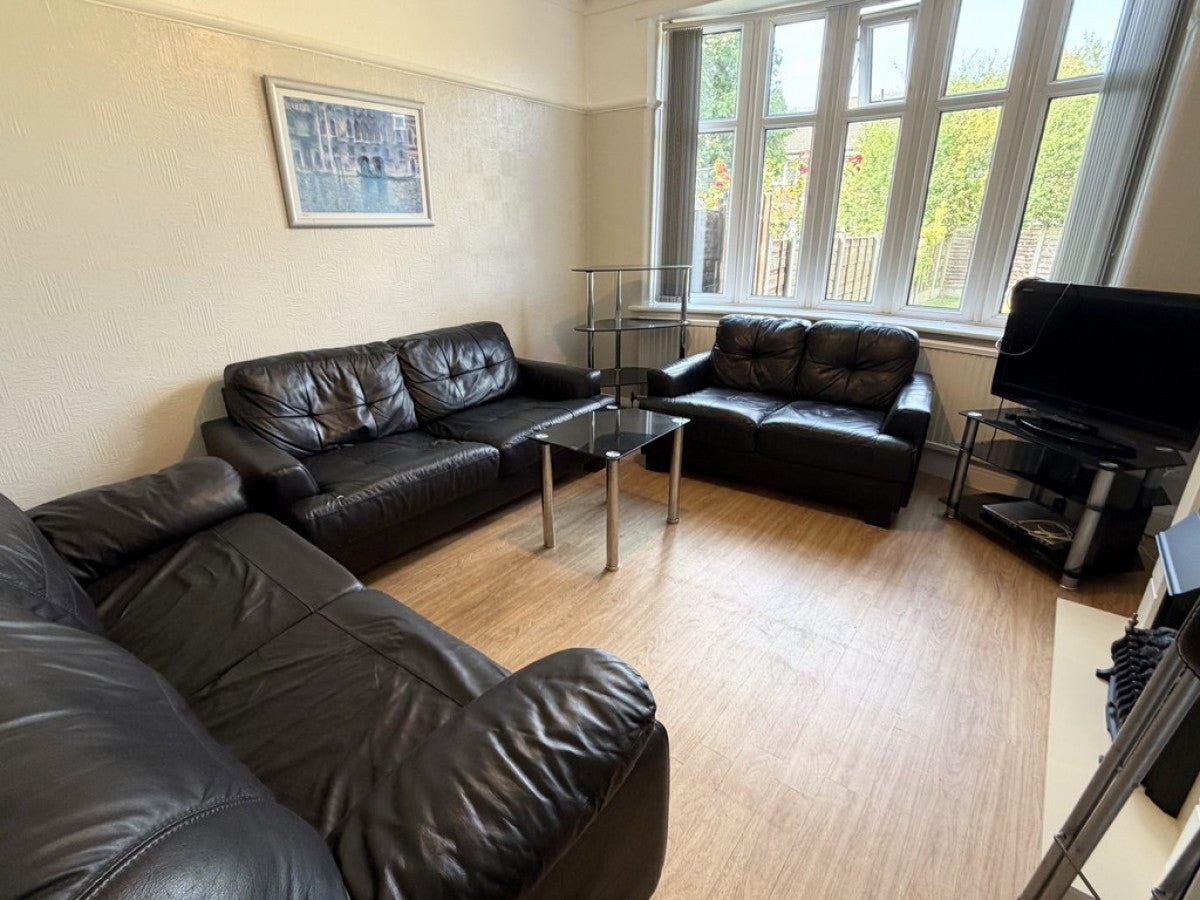 Room Croasdale Avenue in Manchester