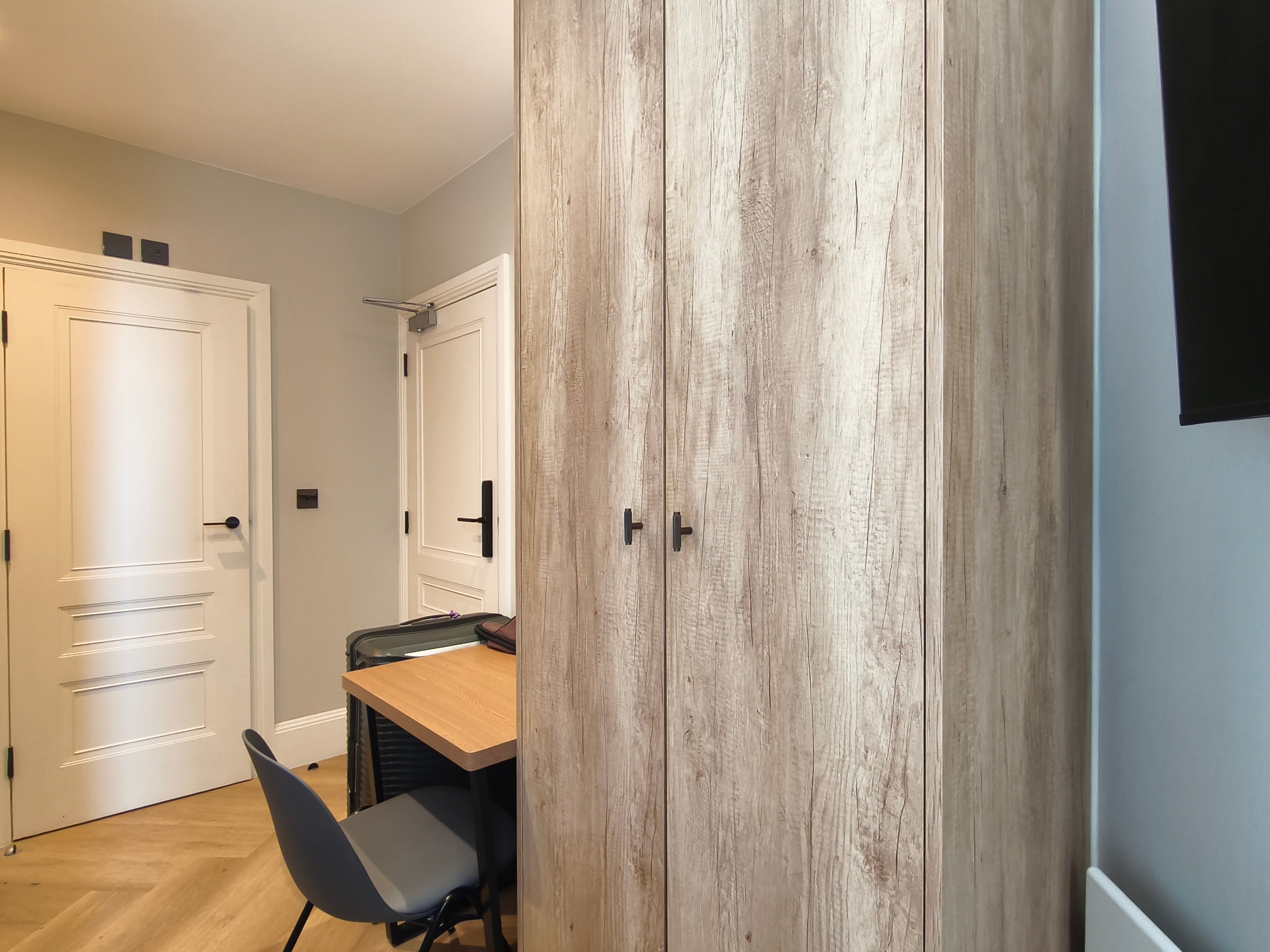 Flat Sloane Avenue in Greater London