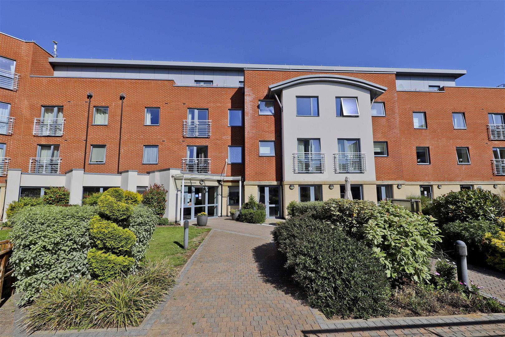 Flat High Road Ickenham in Greater London
