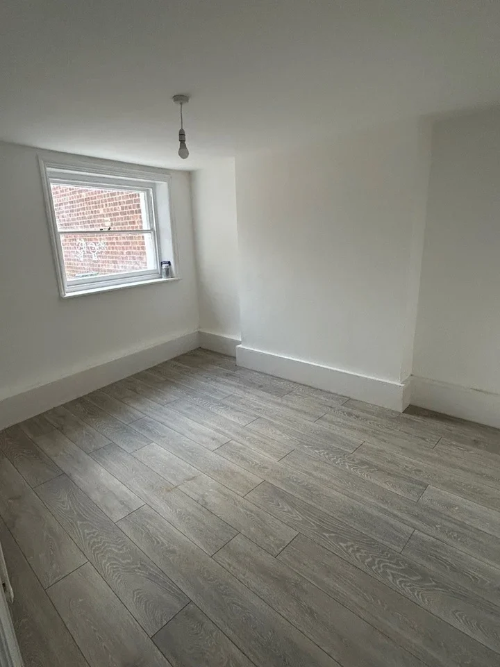 Flat Bounces Road in Greater London