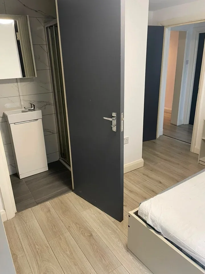 Room Tomswood Hill in Greater London