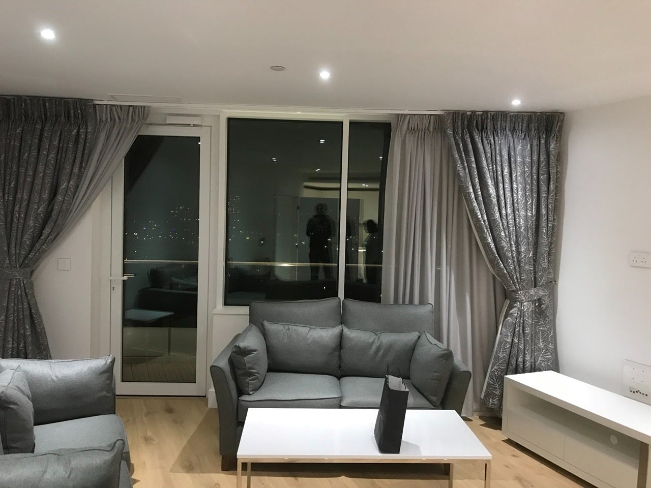 Flat Lombard Road in Greater London