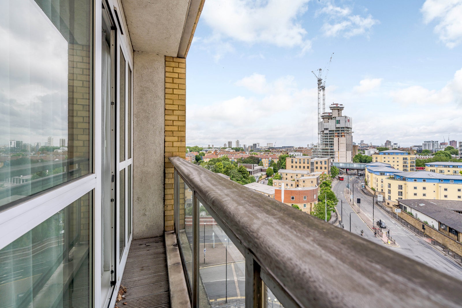 Flat Westferry Circus in Greater London