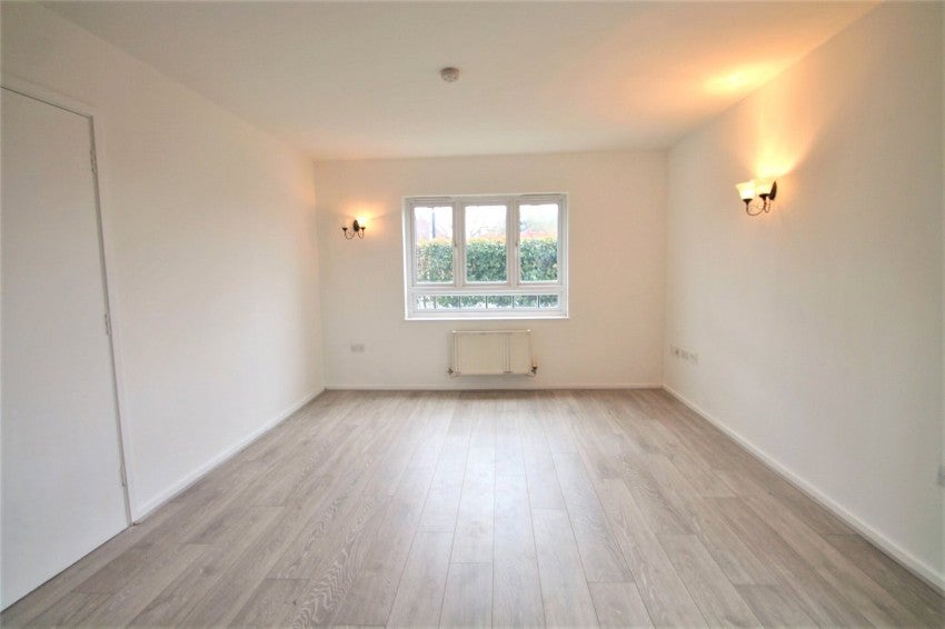 Flat Ashford Road in Greater London
