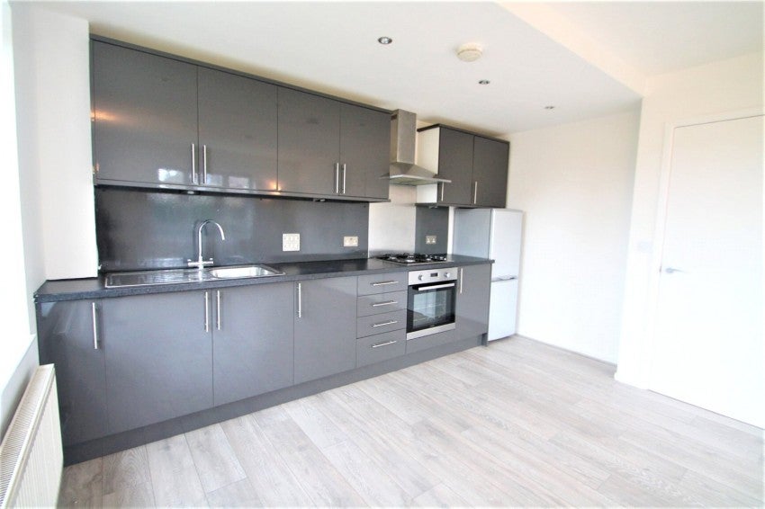 Flat Ashford Road in Greater London