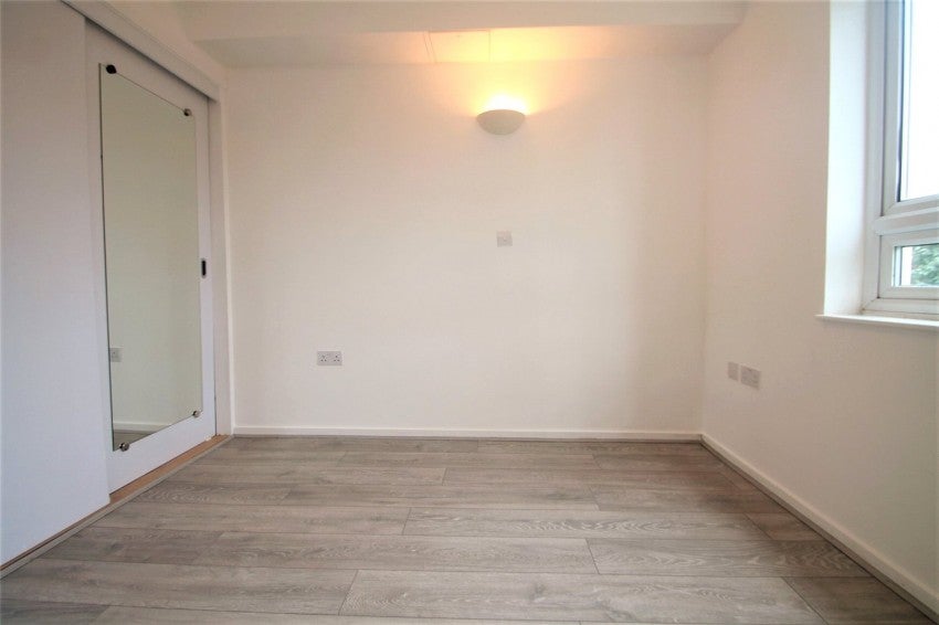 Flat Ashford Road in Greater London