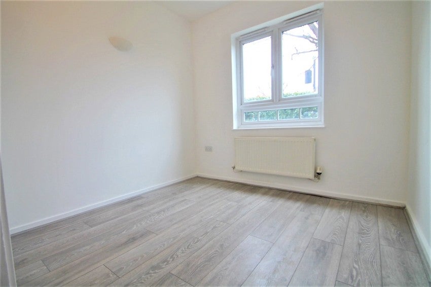 Flat Ashford Road in Greater London