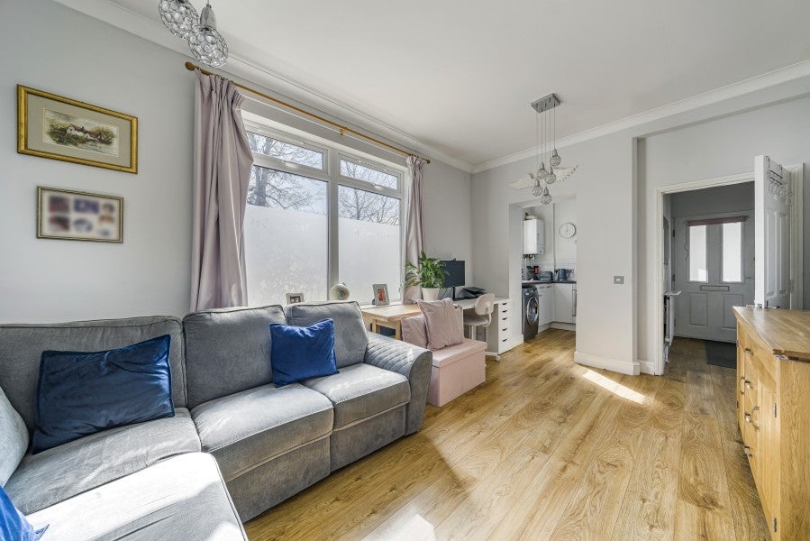 Flat Rydens Avenue in Walton-on-Thames