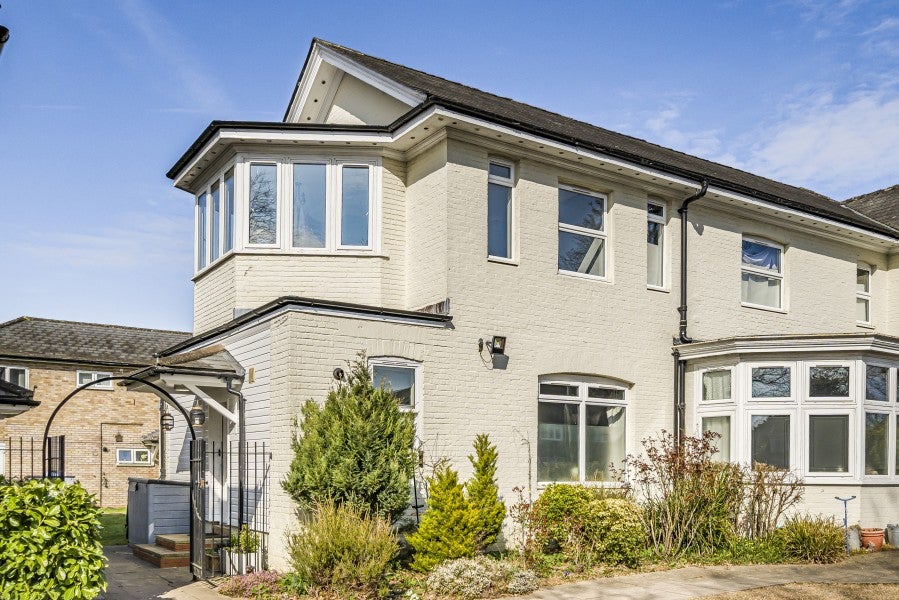 Flat Rydens Avenue in Walton-on-Thames