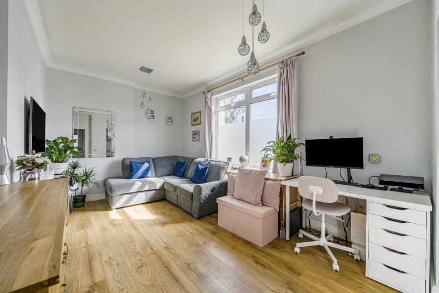 Flat Rydens Avenue in Walton-on-Thames