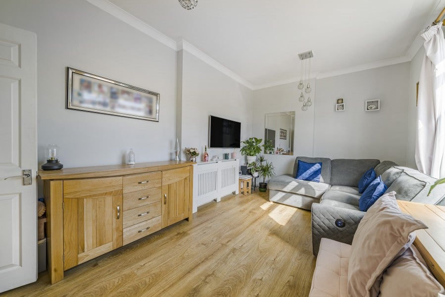 Flat Rydens Avenue in Walton-on-Thames