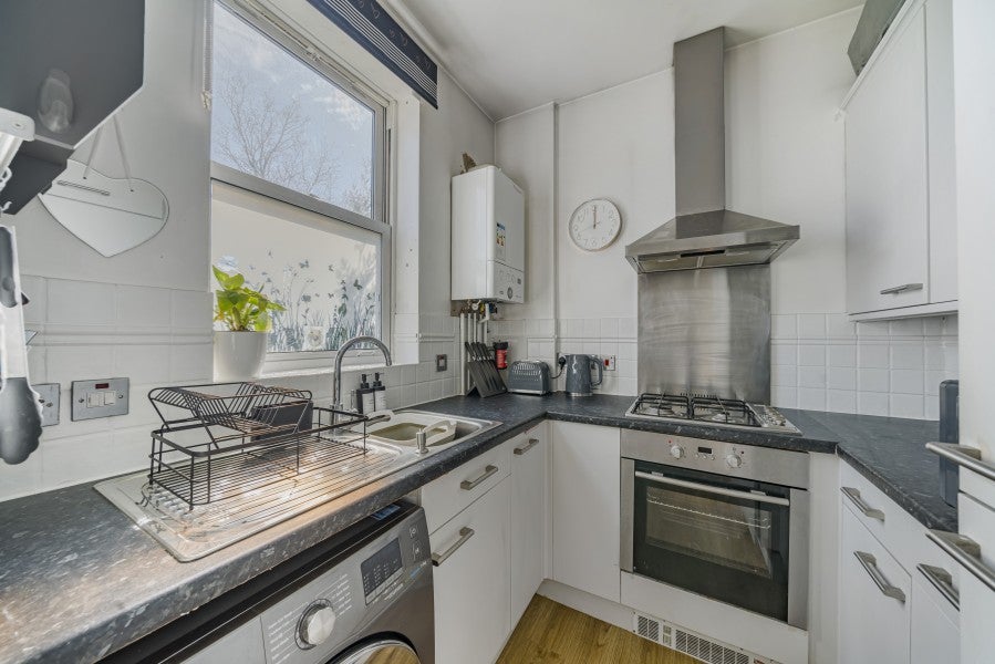 Flat Rydens Avenue in Walton-on-Thames