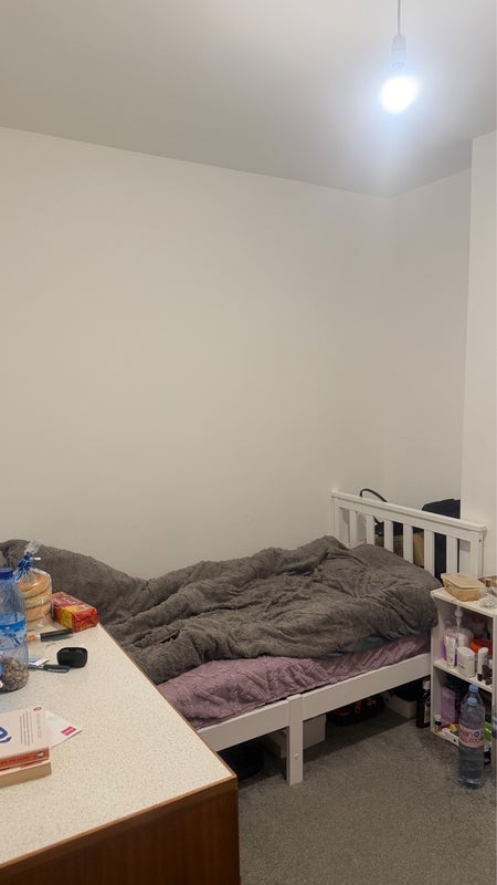 Room Somerset Road in Greater London